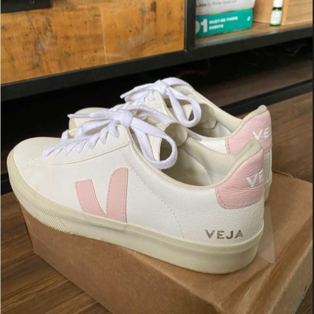 light pink veja campus sneakers size 7, never worn, super white and crisp